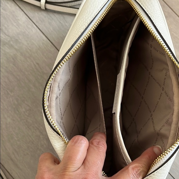 Michael Kors NWOT White Fultan Large Pebbled Leather Crossbody Bag Gold Accent - Picture 10 of 14